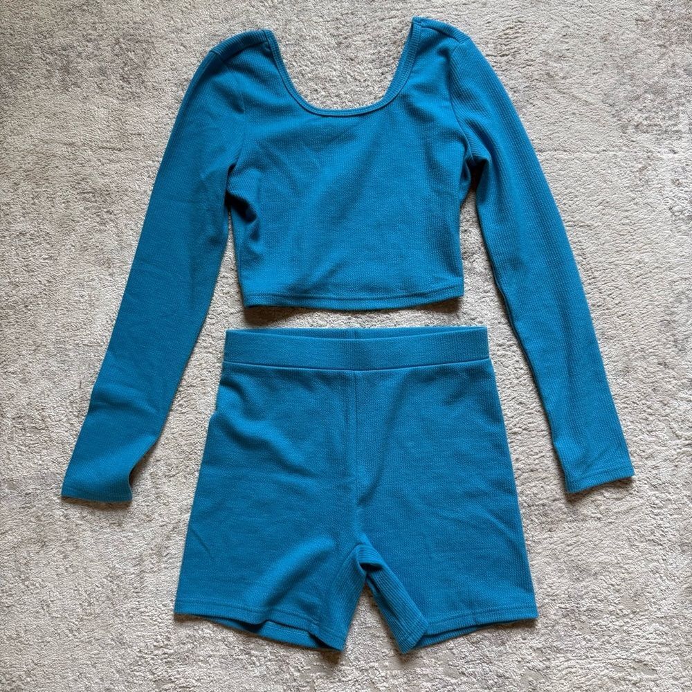 Stylish Blue Long Sleeve Crop Top and Shorts Set